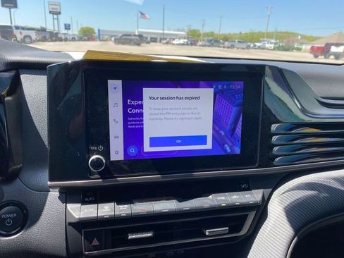 Used 2025 Toyota Camry SE w/ Convenience Package image 16