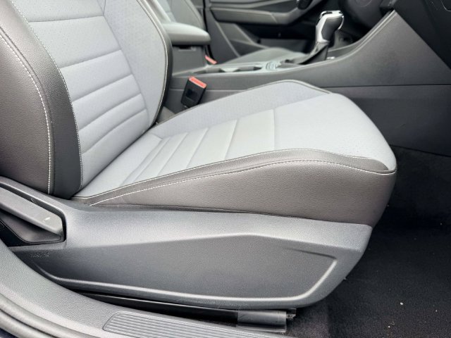 Used 2025 Volkswagen Jetta SE FWD image 9