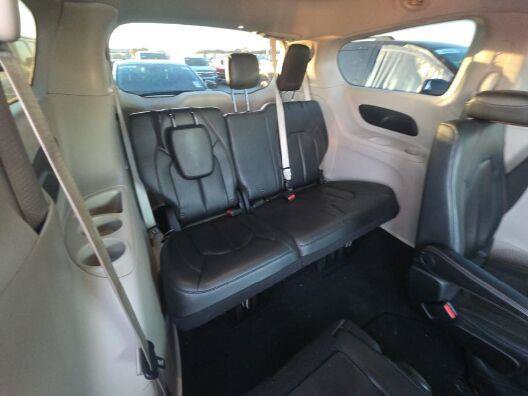 Used 2017 Chrysler Pacifica Touring-L FWD image 17