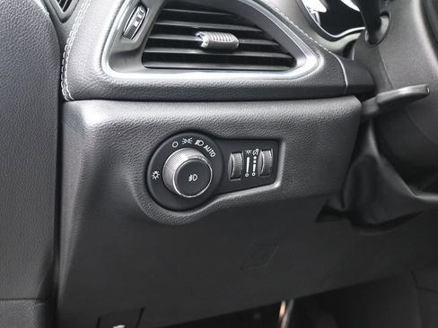 Used 2023 Chrysler Pacifica Limited w/ S Appearance Package image 16