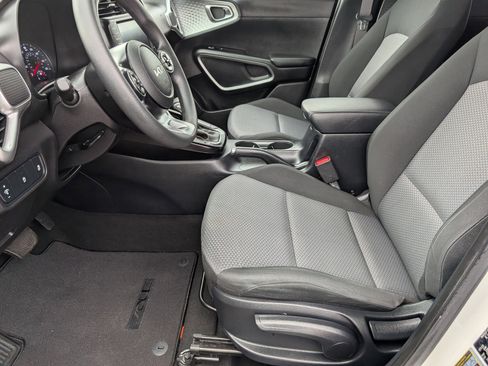 Used 2022 Kia Soul LX image 15