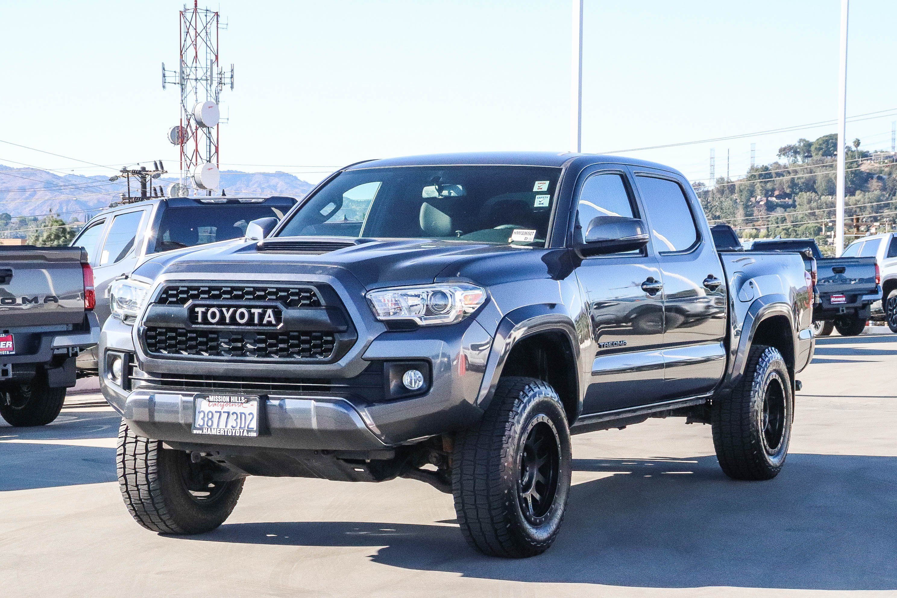 Used 2017 Toyota Tacoma TRD Sport w/ Tow Package RWD image 3