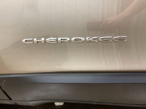 Used 2019 Jeep Cherokee Latitude w/ Popular Appearance Group image 29