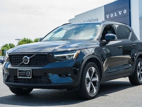 Certified 2025 Volvo XC40 B5 Plus AWD/4WD image 3