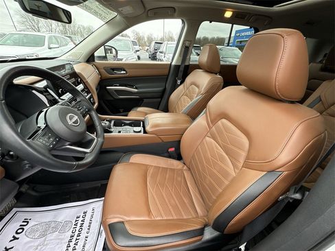 Used 2023 Nissan Pathfinder Platinum image 11