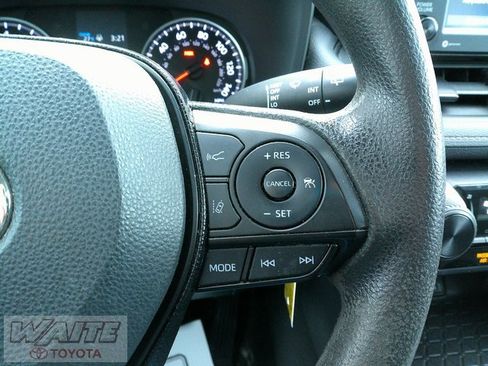 Used 2021 Toyota RAV4 LE image 13