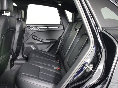 Used 2025 Porsche Macan image 33