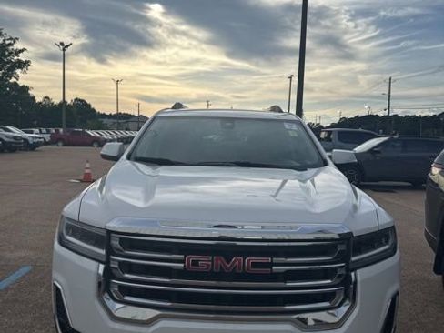 Used 2023 GMC Acadia SLT FWD image 2