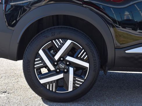 Certified 2025 Nissan Kicks SV image 8