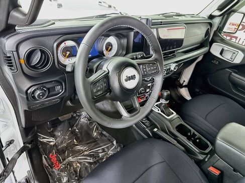 Used 2025 Jeep Gladiator Mojave w/ Technology Group AWD/4WD image 19