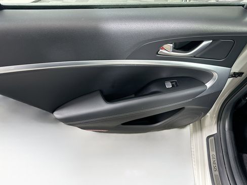 Used 2025 Genesis G70 2.5T image 25