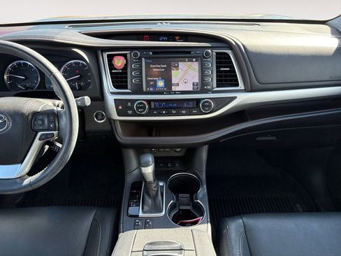 Used 2018 Toyota Highlander XLE image 11