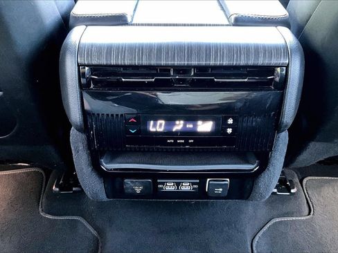 Certified 2024 Jeep Wagoneer L Series II w/ Flexible Seating Group AWD/4WD image 16