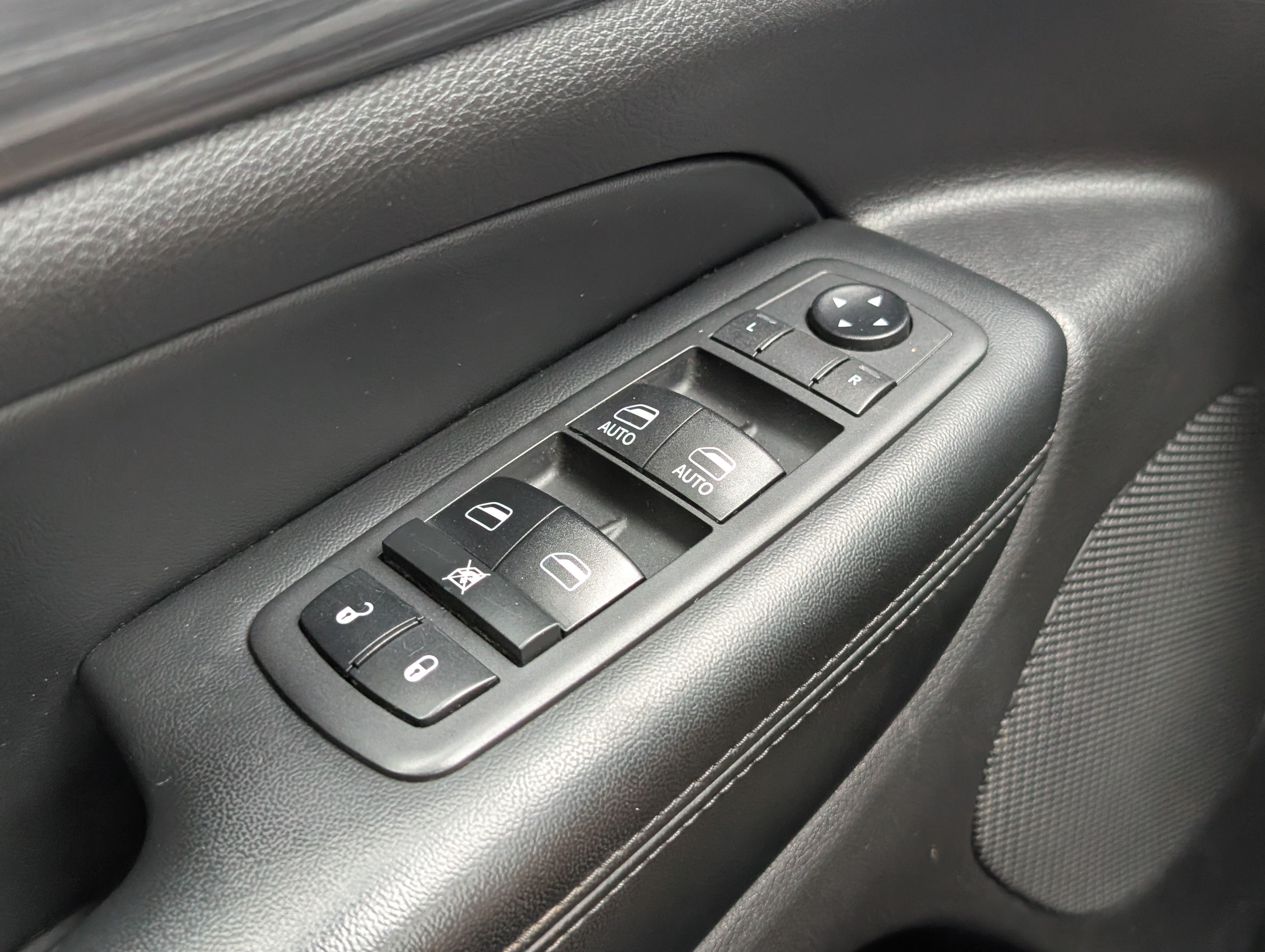 Used 2019 Jeep Grand Cherokee Altitude AWD/4WD image 22