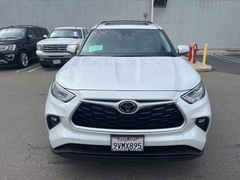 Used 2025 Toyota Highlander XLE image 2