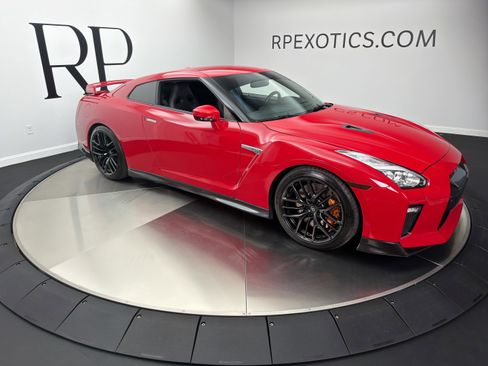 Used 2018 Nissan GT-R Premium AWD/4WD image 10