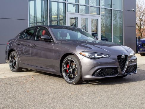 New 2025 Alfa Romeo Giulia AWD image 3