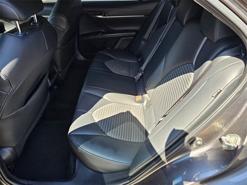 Used 2020 Toyota Camry SE image 10