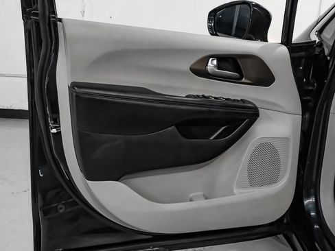 Used 2017 Chrysler Pacifica Touring-L FWD image 41
