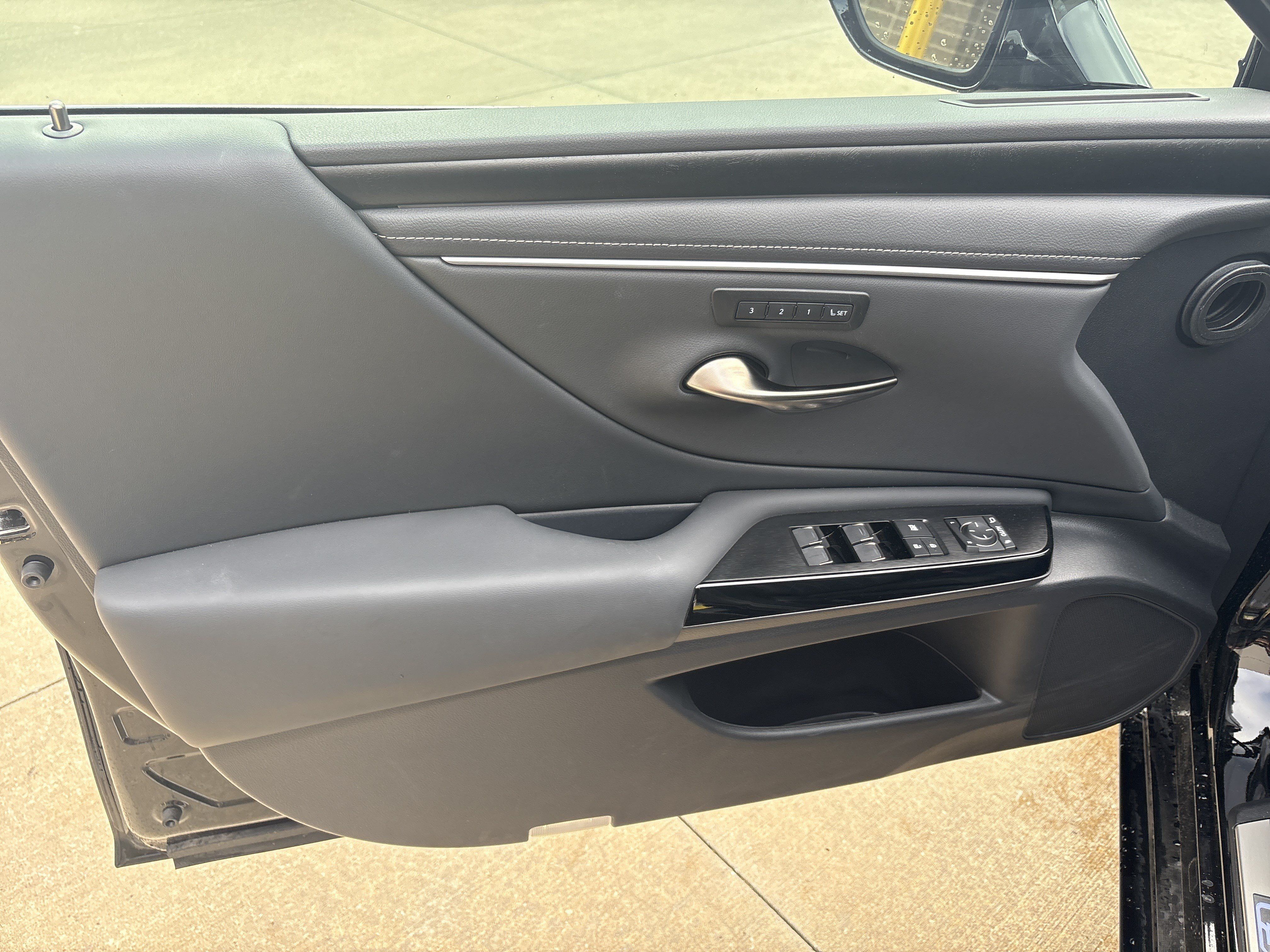 Used 2025 Lexus ES 300h w/ Luxury Package FWD image 14