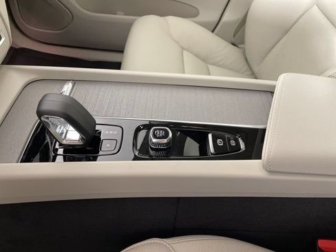Certified 2025 Volvo XC60 T8 Plus w/ Protection Package Premier AWD/4WD image 43