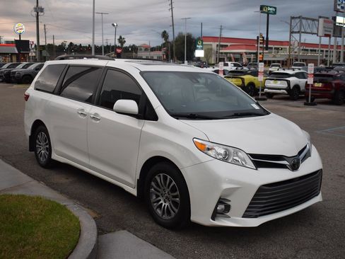 Used 2020 Toyota Sienna XLE image 10