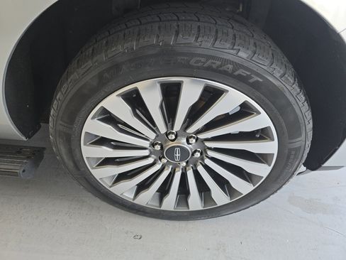 Used 2019 Lincoln Navigator Reserve image 13