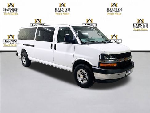 Used 2025 Chevrolet Express 3500 LT w/ LT Preferred Equipment Group RWD image 3