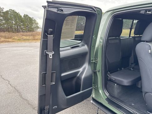 Used 2022 Toyota Tacoma TRD Off-Road image 39