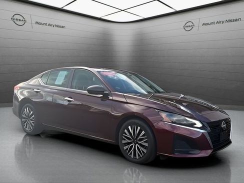 Certified 2024 Nissan Altima 2.5 SV image 1