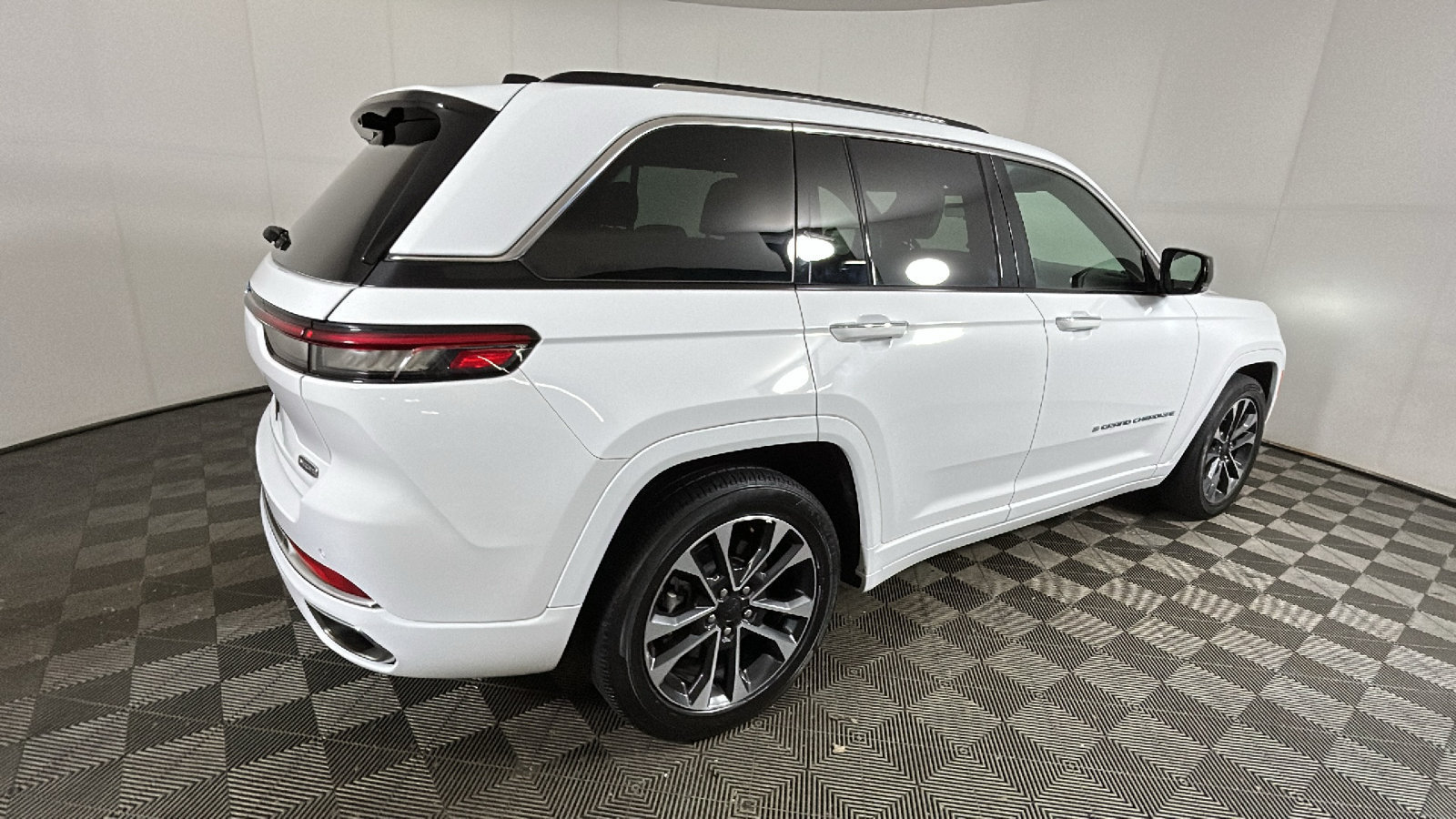 Used 2023 Jeep Grand Cherokee Overland w/ Luxury Tech Group IV AWD/4WD image 3