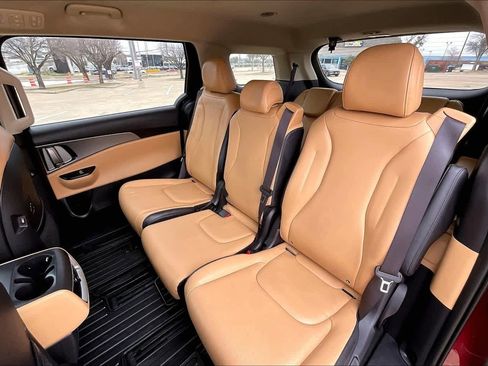 Certified 2024 Kia Carnival LX image 28