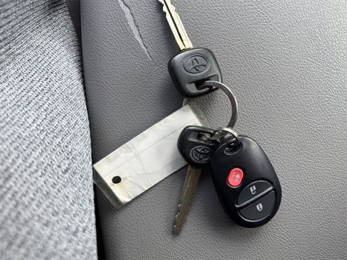 Used 2013 Toyota Highlander Plus w/ Cold Weather Pkg image 32