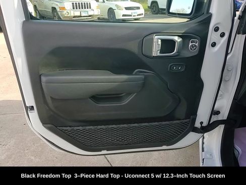 Used 2025 Jeep Gladiator Sport image 12