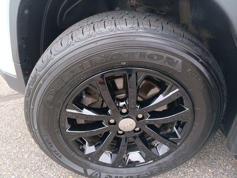 Used 2019 Jeep Cherokee Latitude Plus AWD/4WD image 22