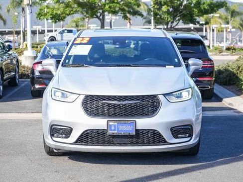 Used 2022 Chrysler Pacifica Limited w/ Uconnect Theater Family Group FWD image 2