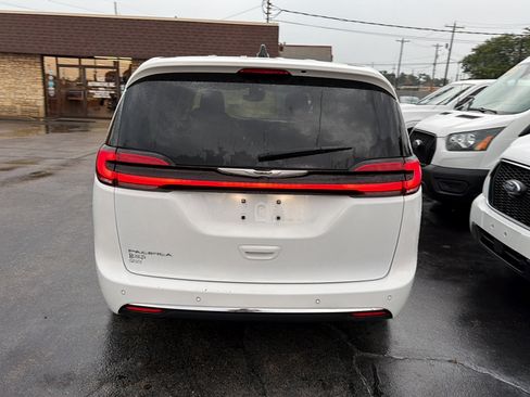 Used 2023 Chrysler Pacifica Touring-L FWD image 4