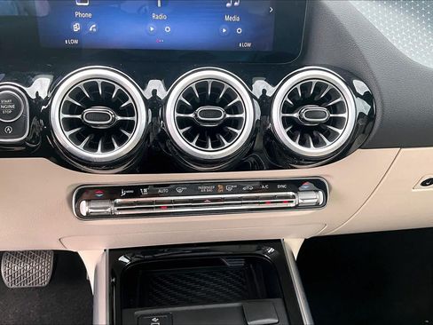 Used 2025 Mercedes-Benz GLA 250 image 32