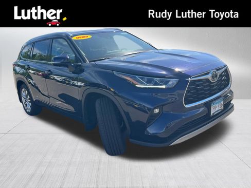 Certified 2026 Toyota Highlander Platinum AWD/4WD image 1