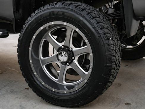 Used 2017 Nissan Titan SV image 52