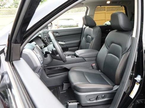Certified 2025 Nissan Pathfinder SL w/ SL Premium Package AWD/4WD image 10