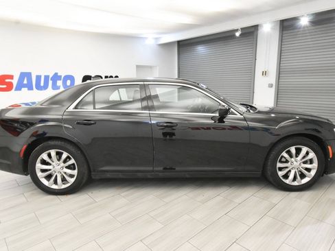 Used 2018 Chrysler 300 Touring L AWD/4WD image 6