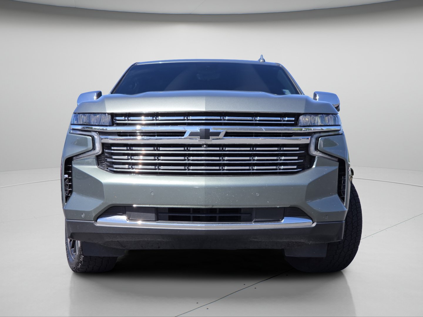 Used 2023 Chevrolet Suburban Premier AWD/4WD image 3