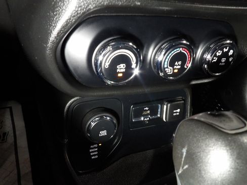 Used 2017 Jeep Renegade Latitude w/ Cold Weather Group AWD/4WD image 12