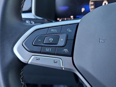 Certified 2025 Volkswagen Taos SE w/ Panoramic Sunroof Package image 24