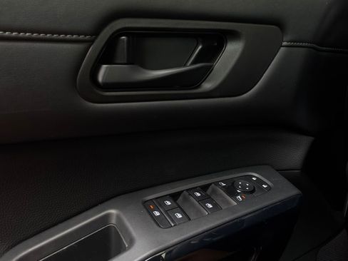 Used 2025 Nissan Pathfinder SV FWD image 22