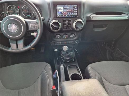 Used 2017 Jeep Wrangler Unlimited Sahara w/ Connectivity Group AWD/4WD image 17