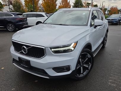 Certified 2022 Volvo XC40 T5 Momentum w/ Premium Package