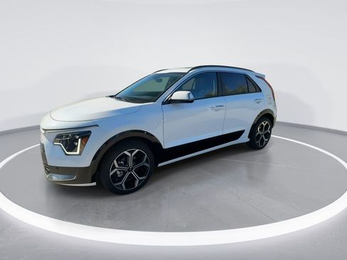 Used 2025 Kia Niro SX Touring image 4