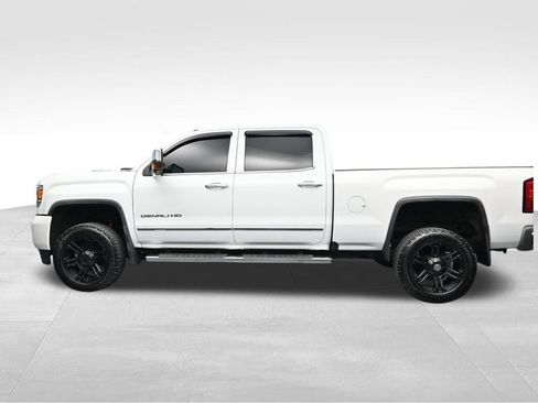 Used 2019 GMC Sierra 2500 Denali w/ Suspension Package, Off-Road AWD/4WD image 2